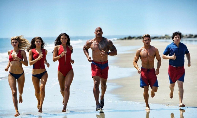 Piros bikiniket &eacute;s &uacute;sz&oacute;gaty&aacute;kat elő, meg&eacute;rkezett  az &uacute;j Baywatch előzetes!