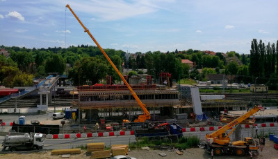 Cs&uuml;t&ouml;rt&ouml;k este hely&uuml;kre ker&uuml;lnek az első h&iacute;delemek