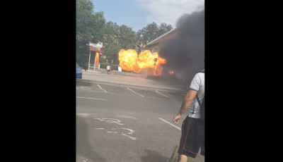 &Iacute;gy kapott l&aacute;ngra, majd robbant fel t&ouml;bbsz&ouml;r is a b&uuml;f&eacute;kocsi a belv&aacute;rosban &ndash; VIDE&Oacute;