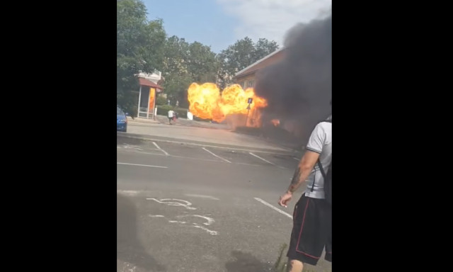 &Iacute;gy kapott l&aacute;ngra, majd robbant fel t&ouml;bbsz&ouml;r is a b&uuml;f&eacute;kocsi a belv&aacute;rosban &ndash; VIDE&Oacute;