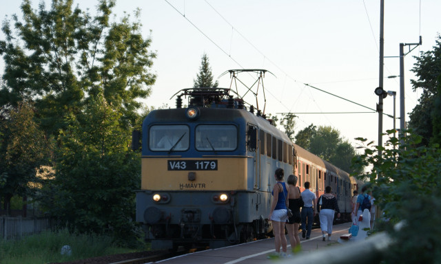 Valaki kuk&aacute;kat dob&aacute;lt a s&iacute;nekre Balatonlell&eacute;n&eacute;l, a vonat nekihajtott