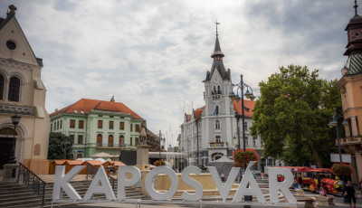 Indulhat a p&oacute;zol&aacute;s! - Kint vir&iacute;t az &oacute;ri&aacute;s KAPOSV&Aacute;R felirat a Kossuth t&eacute;ren