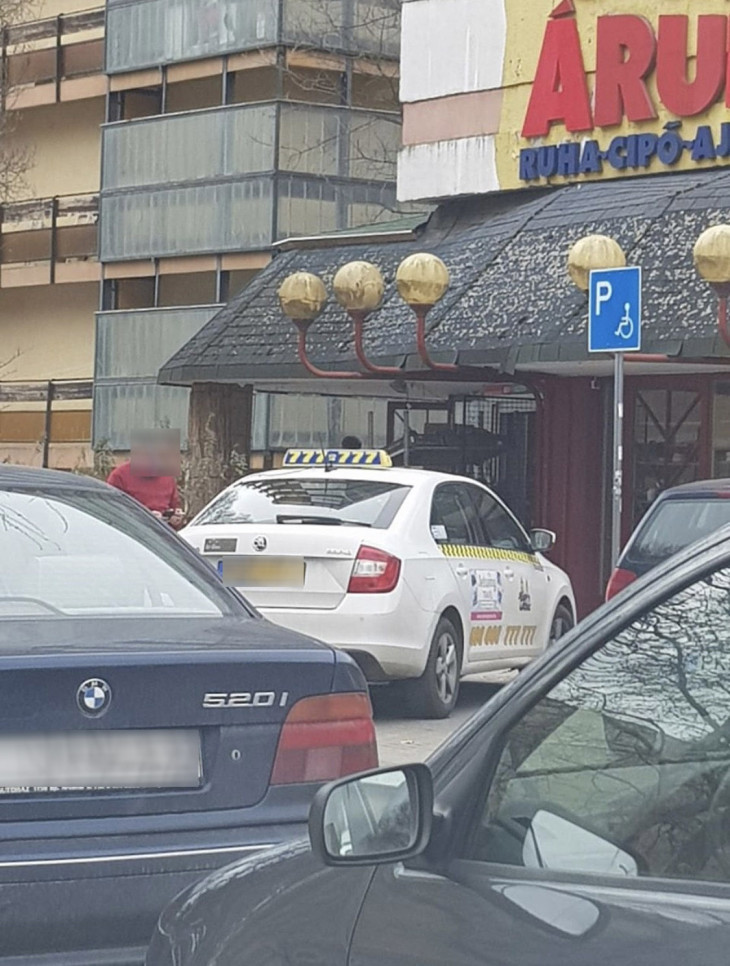 Tudtad-e? A mozgássérült parkolóhely még a taxisnak is tilos!