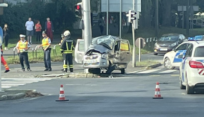 Hatalmas csattan&aacute;s a F&uuml;redi csom&oacute;pontban, felcsavarodott egy aut&oacute; a rendőrl&aacute;mp&aacute;ra