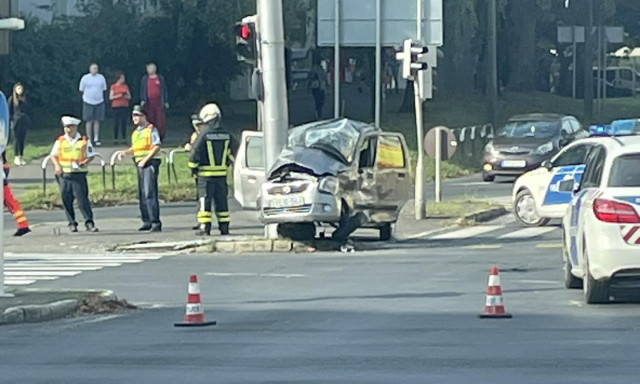 Hatalmas csattan&aacute;s a F&uuml;redi csom&oacute;pontban, felcsavarodott egy aut&oacute; a rendőrl&aacute;mp&aacute;ra