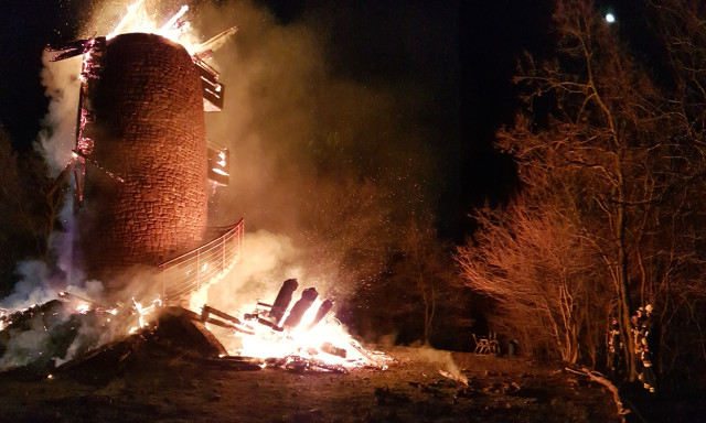 &Oacute;ri&aacute;si l&aacute;ngok k&ouml;zepette omlott &ouml;ssze a r&eacute;vf&uuml;l&ouml;pi kil&aacute;t&oacute;