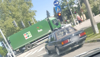 Hova m&aacute;shova? A kereszteződ&eacute;s k&ouml;zep&eacute;re parkolta le a BMW-t