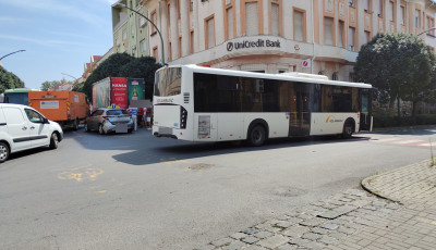 Busz &eacute;s tanul&oacute;vezető &uuml;tk&ouml;z&ouml;tt a D&oacute;zsa Gy&ouml;rgy utca sark&aacute;n