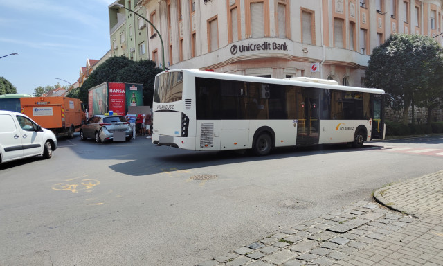 Busz &eacute;s tanul&oacute;vezető &uuml;tk&ouml;z&ouml;tt a D&oacute;zsa Gy&ouml;rgy utca sark&aacute;n