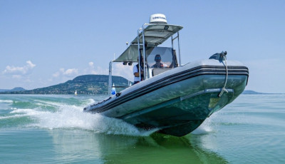 Ap&aacute;t &eacute;s l&aacute;ny&aacute;t kellett kimenteni a Balatonb&oacute;l szerd&aacute;n