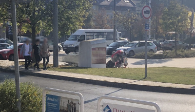 F&eacute;nyes nappal r&aacute;molt&aacute;k ki a V&ouml;r&ouml;skereszt ruhagyűjtő kont&eacute;ner&eacute;t a Tescon&aacute;l