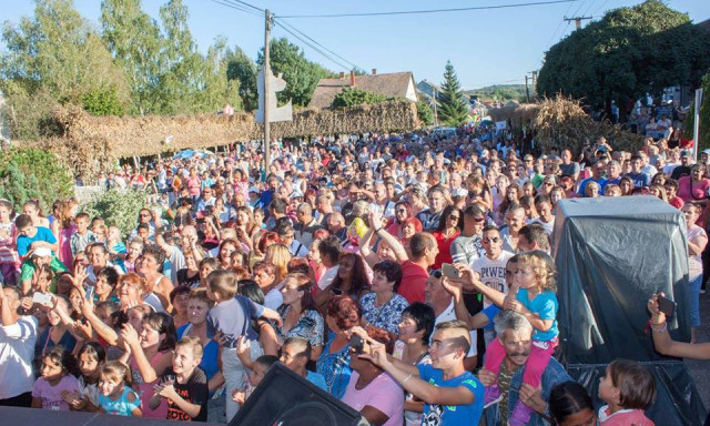 Buny&oacute;s Pityu &eacute;s Laci Bety&aacute;r is tisztelet&eacute;t teszi a Zselici T&uuml;zes Lecs&oacute;főző kavalk&aacute;don!