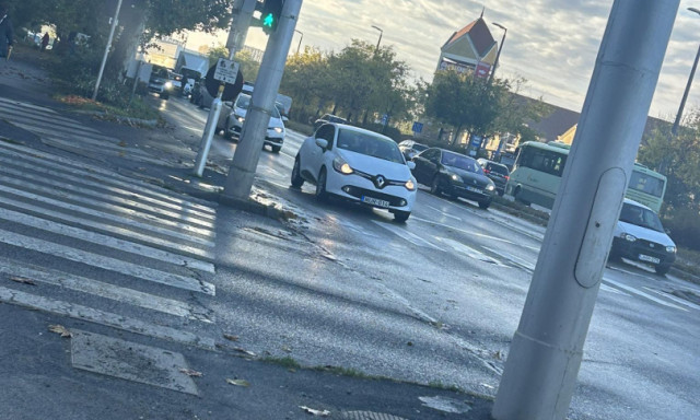 T&ouml;bb aut&oacute; karambolozott a Berzsenyi utcai McDonald&#039;s-n&aacute;l