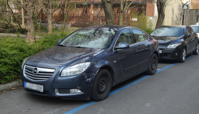 Valakinek megint nagyon sietős volt &ndash; megh&uacute;zta az ott parkol&oacute; aut&oacute;t, majd eltűnt a BMW-s