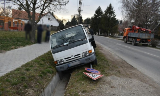 Pi&aacute;san vitt ki egy t&aacute;bl&aacute;t, majd cs&uacute;szott bele kisteheraut&oacute;j&aacute;val az &aacute;rokba