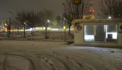 Nem siker&uuml;lt a driftel&eacute;s a h&oacute;ban, egy parkol&oacute; aut&oacute; b&aacute;nta