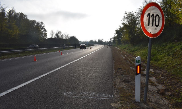 T&uacute;l j&oacute;l siker&uuml;lt a b&uuml;ntetőf&eacute;kez&eacute;s az M7-esen, k&eacute;t aut&oacute; rohant egym&aacute;sba