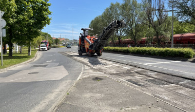 A V&aacute;s&aacute;rt&eacute;ri ut&aacute;n felmart&aacute;k az &Aacute;chim Andr&aacute;s utc&aacute;t is