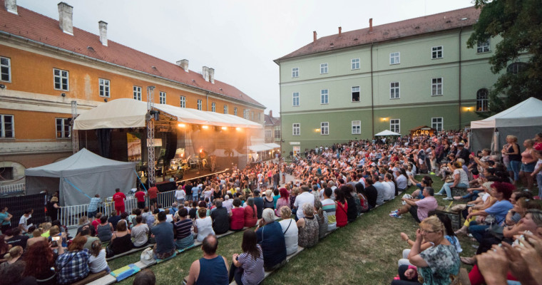 &Oacute;ri&aacute;si t&ouml;meg fogadta Szikora Robit a II. Somogyi Borfesztiv&aacute;lon! - GAL&Eacute;RIA