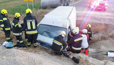 Munkag&ouml;d&ouml;rbe csap&oacute;dott egy kisbusz L&aacute;tr&aacute;ny k&ouml;zel&eacute;ben, a sofőr s&uacute;lyosan megs&eacute;r&uuml;lt