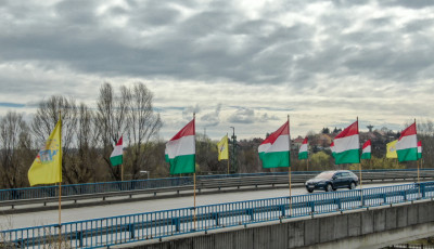 Saj&aacute;tos l&aacute;t&oacute;sz&ouml;gből az &uuml;nnepi d&iacute;szben pomp&aacute;z&oacute; hidak - GAL&Eacute;RIA