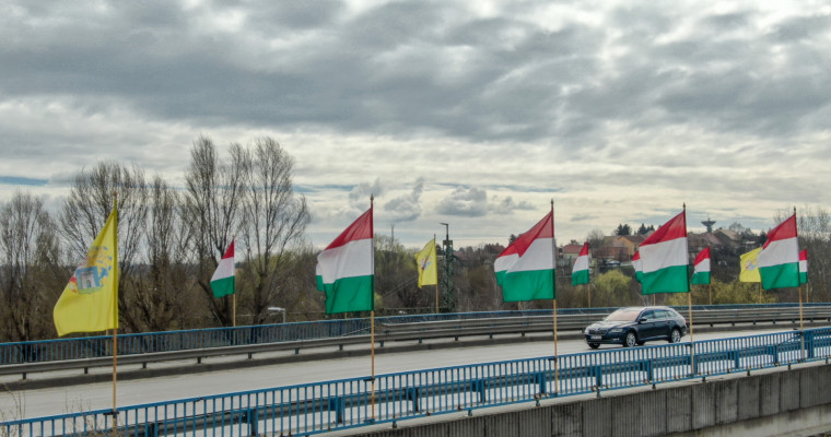 Saj&aacute;tos l&aacute;t&oacute;sz&ouml;gből az &uuml;nnepi d&iacute;szben pomp&aacute;z&oacute; hidak - GAL&Eacute;RIA