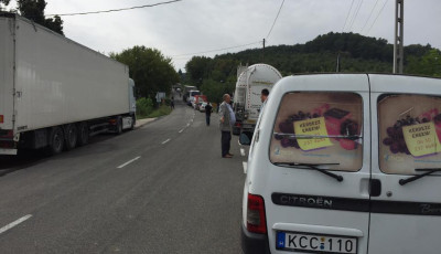 Baleset Bősz&eacute;nf&aacute;n&aacute;l, mentők &eacute;s tűzolt&oacute;k a helysz&iacute;nen