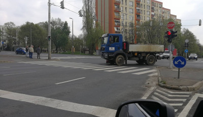 Hol m&aacute;shol? Lerobbant egy teheraut&oacute; a F&uuml;redi csom&oacute;pont k&ouml;zep&eacute;n