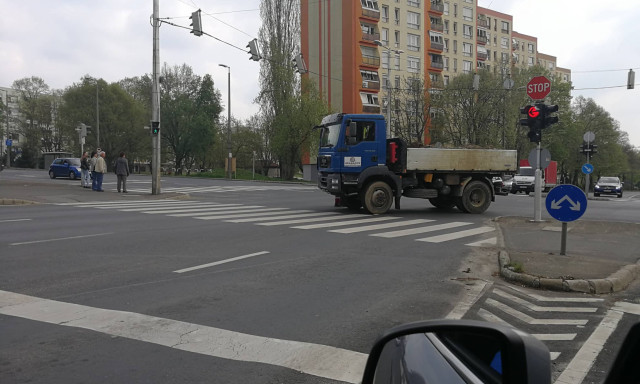 Hol m&aacute;shol? Lerobbant egy teheraut&oacute; a F&uuml;redi csom&oacute;pont k&ouml;zep&eacute;n