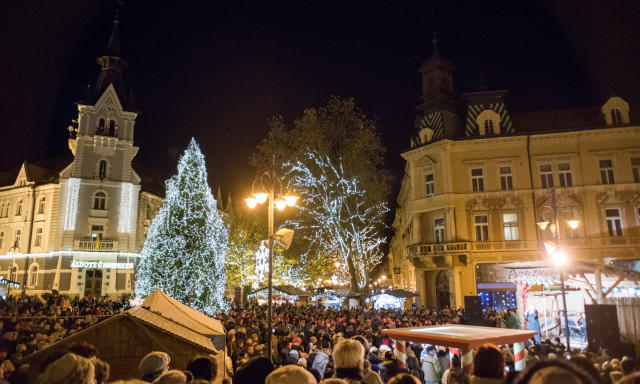 Felgy&uacute;ltak az adventi f&eacute;nyek Kaposv&aacute;r belv&aacute;ros&aacute;ban - GAL&Eacute;RIA