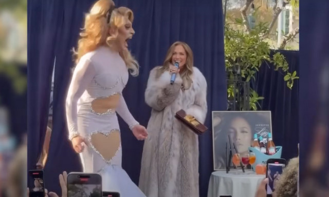 Vide&oacute;n, ahogy Jennifer Lopez meglepi a Jennifer Lopez-imit&aacute;tor drag qeent