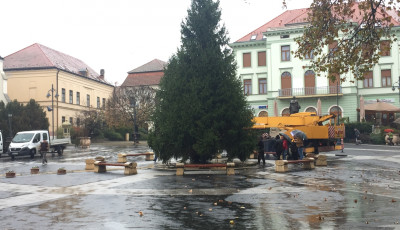 J&oacute; időben fel&aacute;ll&iacute;tott&aacute;k a v&aacute;ros kar&aacute;csonyf&aacute;j&aacute;t...