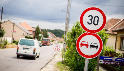 Kar&aacute;csonykor 4 jelzőt&aacute;bl&aacute;t vitt haza mag&aacute;val! - Keresi a rendőrs&eacute;g!