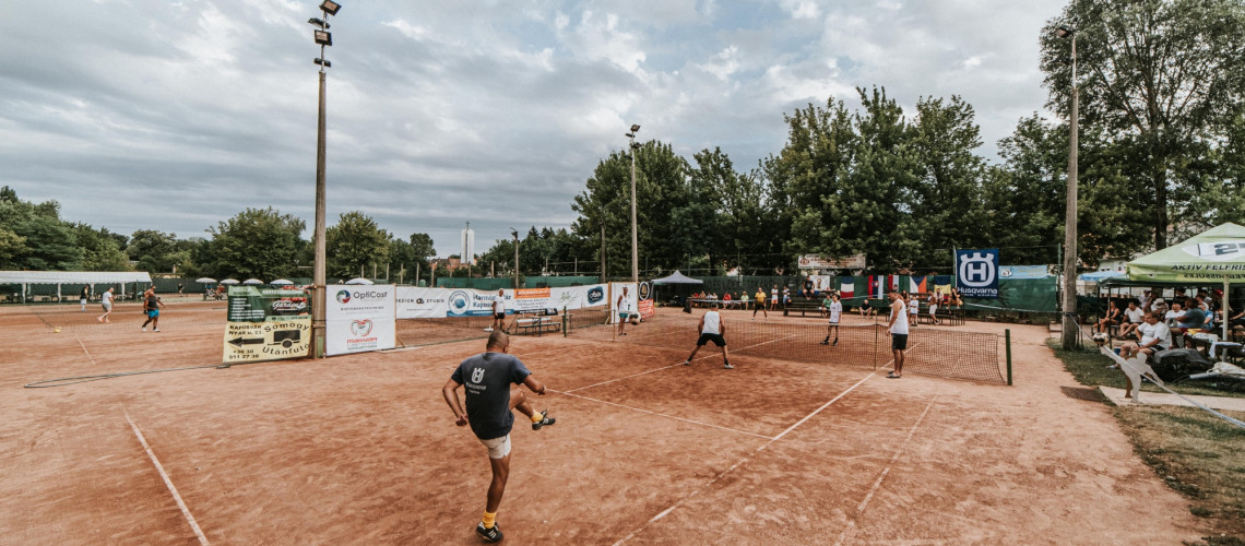 Par&aacute;zs meccsek, felfokozott hangulat - Ilyen volt a Cs&aacute;sz&aacute;rr&eacute;t Open első napja - GAL&Eacute;RIA