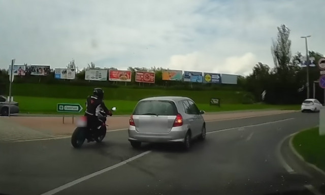 Kiakadt a Si&oacute;fokon szlalomoz&oacute; pap&aacute;ra, majdnem ler&uacute;gta a t&uuml;kr&eacute;t - VIDE&Oacute;