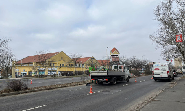 Megkezdt&eacute;k a munk&aacute;latokat a Berzsenyi utc&aacute;ban, s&aacute;vlez&aacute;r&aacute;sokra kell sz&aacute;m&iacute;tani