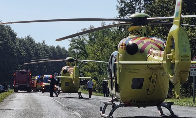 Cs&uacute;nya baleset Simonf&aacute;n&aacute;l, k&eacute;t mentőhelikopter is &eacute;rkezett a helysz&iacute;nre