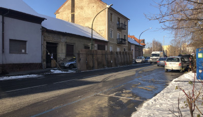 Kedves gyalogosok! Egy ideig ne tervezzetek a Z&aacute;rda utca felső szakasz&aacute;n k&ouml;zlekedni