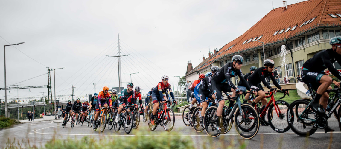 &Iacute;gy startolt el Kaposv&aacute;rr&oacute;l a Tour de Hongrie mezőnye - GAL&Eacute;RIA