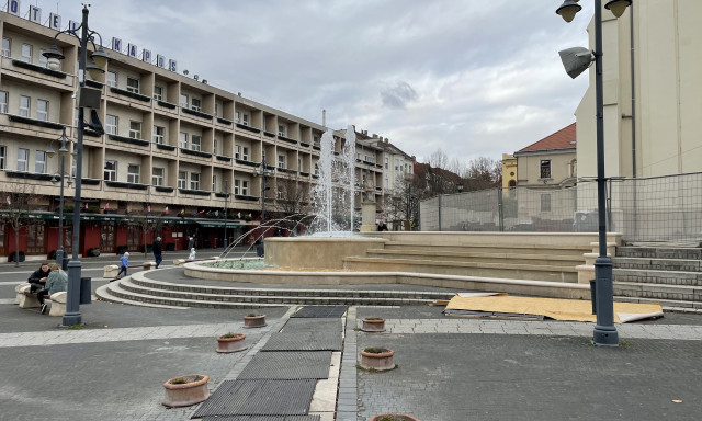 &Uacute;jra &uuml;zembe &aacute;llt a Kossuth t&eacute;ri sz&ouml;kők&uacute;t, de nem az&eacute;rt ami&eacute;rt gondoln&aacute;d