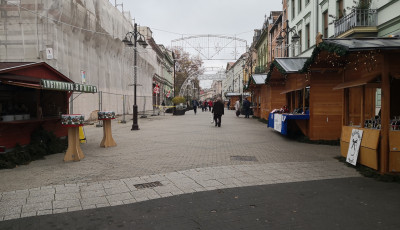 Indul a forralt bor szezon Kaposv&aacute;ron! - Kinyitottak a kar&aacute;csonyi &aacute;rusok