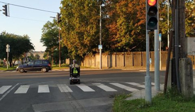 Akinek mindent szabad! - Mozg&aacute;ss&eacute;r&uuml;lt kocsival hajtott &aacute;t a piroson