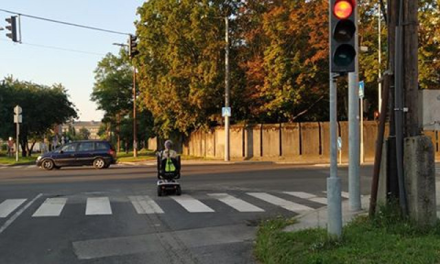 Akinek mindent szabad! - Mozg&aacute;ss&eacute;r&uuml;lt kocsival hajtott &aacute;t a piroson