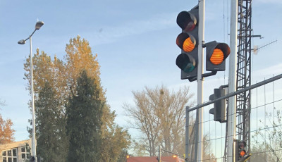 Csak a s&aacute;rga - Napok &oacute;ta nem műk&ouml;dnek a jelzől&aacute;mp&aacute;k az &uacute;j kereszteződ&eacute;sben