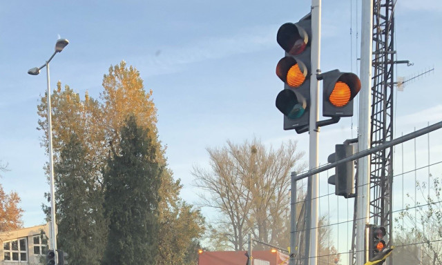 Csak a s&aacute;rga - Napok &oacute;ta nem műk&ouml;dnek a jelzől&aacute;mp&aacute;k az &uacute;j kereszteződ&eacute;sben