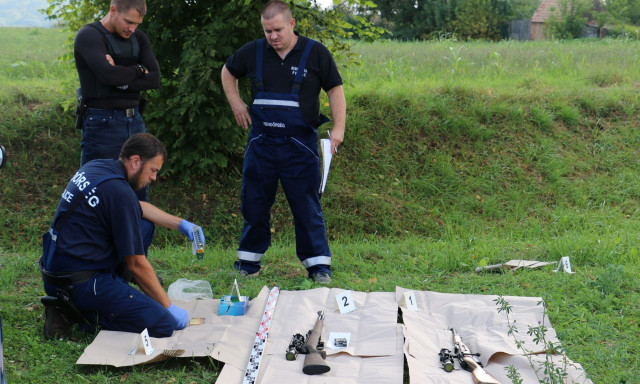 Fegyvereket tal&aacute;ltak az aut&oacute;j&aacute;ban, a TEK-et h&iacute;vt&aacute;k a h&aacute;z&aacute;hoz