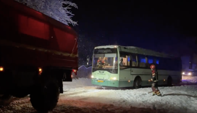 &Iacute;gy h&uacute;ztak ki a K&ouml;telesek egy Vol&aacute;nbuszt h&eacute;tv&eacute;g&eacute;n az &aacute;rokb&oacute;l - VIDE&Oacute;