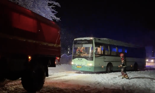 &Iacute;gy h&uacute;ztak ki a K&ouml;telesek egy Vol&aacute;nbuszt h&eacute;tv&eacute;g&eacute;n az &aacute;rokb&oacute;l - VIDE&Oacute;