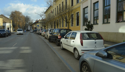 Csak a szok&aacute;sos - Lekoccolta a Fő utc&aacute;n parkol&oacute; aut&oacute;t, majd sz&oacute; n&eacute;lk&uuml;l t&aacute;vozott