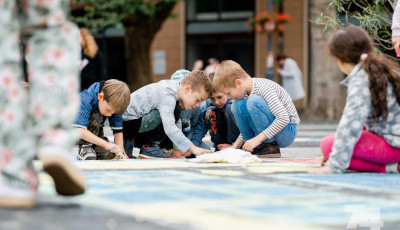 Kaposv&aacute;ri fiatalok festik ki a Kossuth teret a Rippl-R&oacute;nai Fesztiv&aacute;l alkalm&aacute;b&oacute;l - GAL&Eacute;RIA